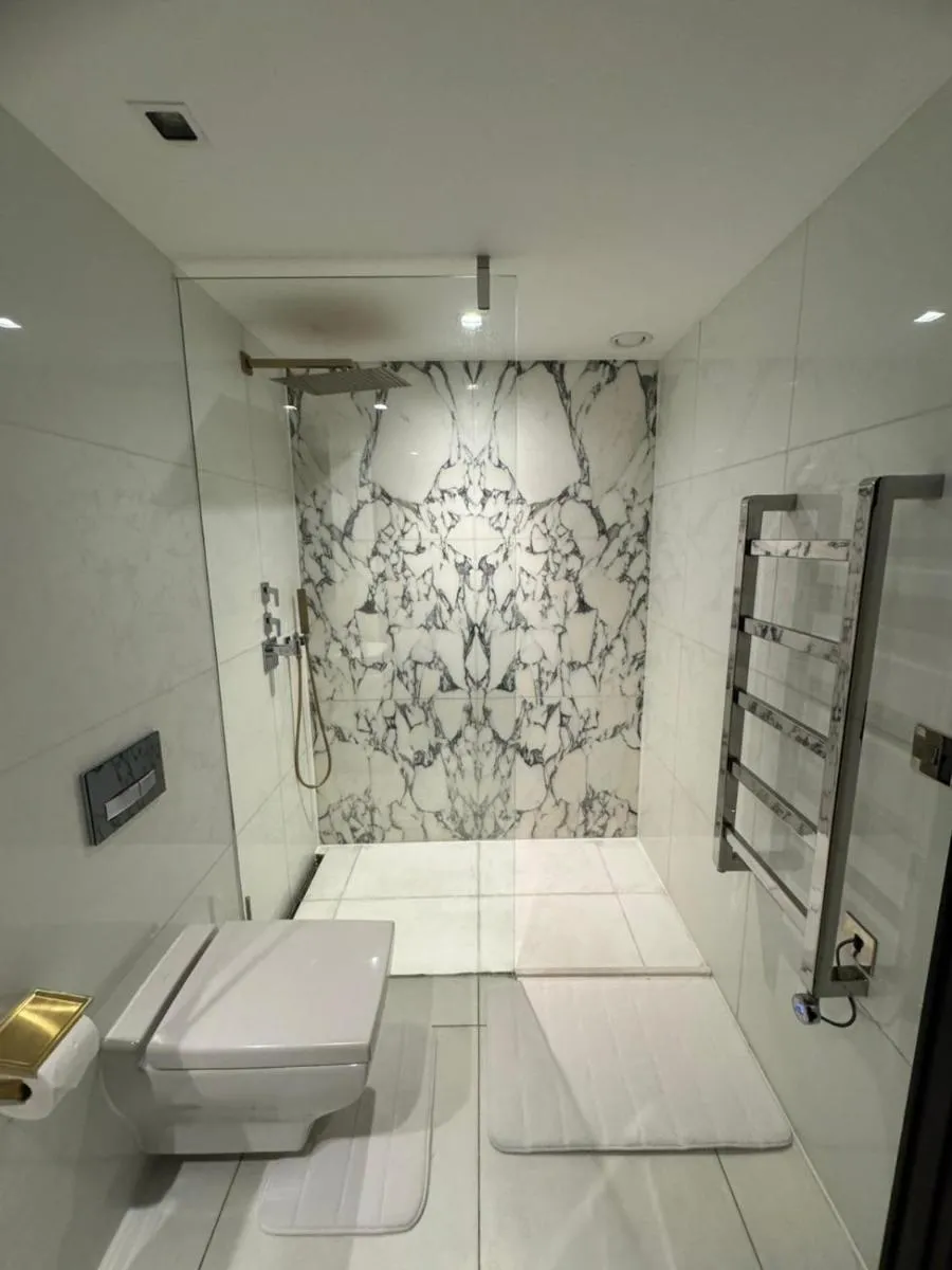 Image 4 of 3 Bed 2 Bath Luxury Apartment in Kensington