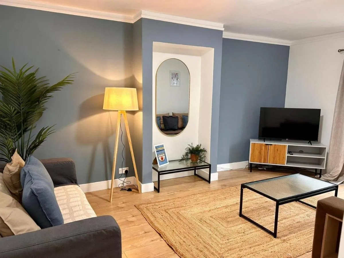 Image 5 of 3 Bed House Sleeps 8 -Near Heathrow -Free Parking