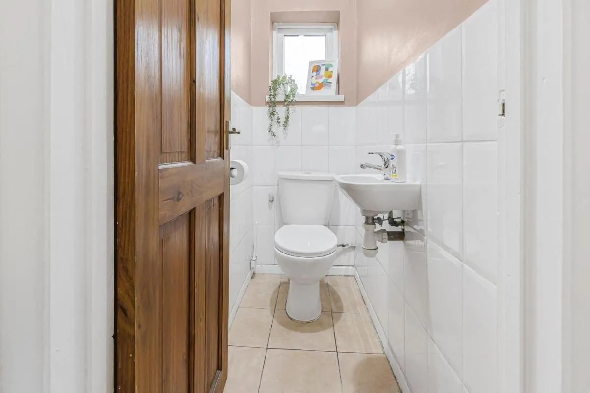 Image 3 of 3 Bed House Sleeps 8 -Near Heathrow -Free Parking