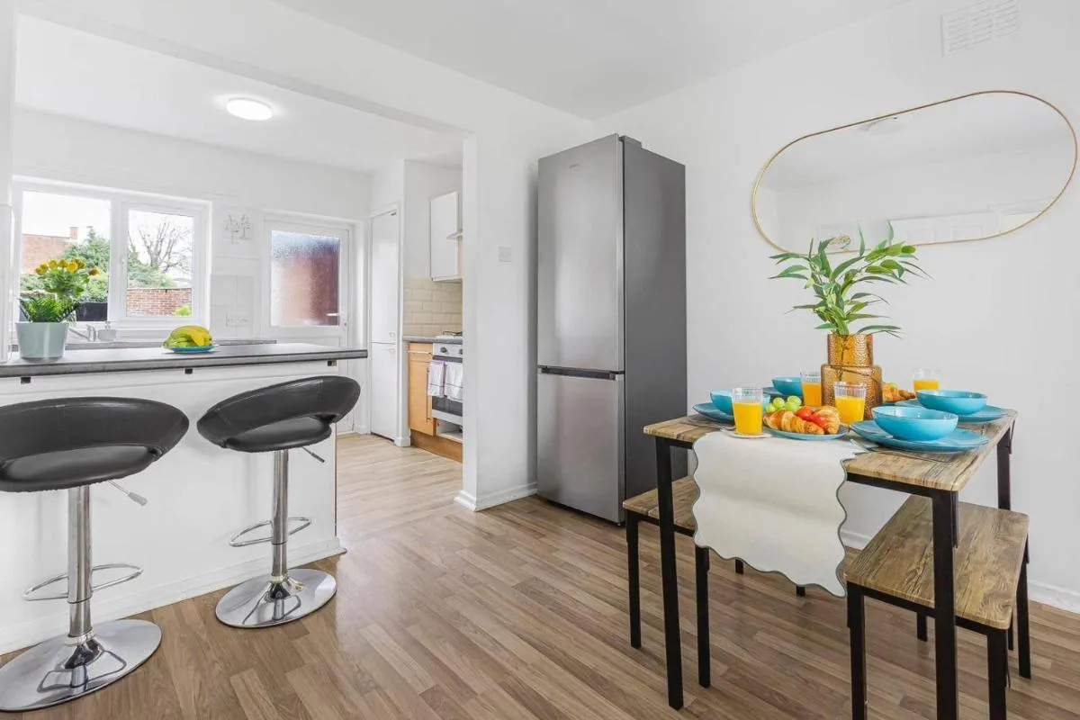 Image 4 of 3 Bed House Sleeps 8 -Near Heathrow -Free Parking