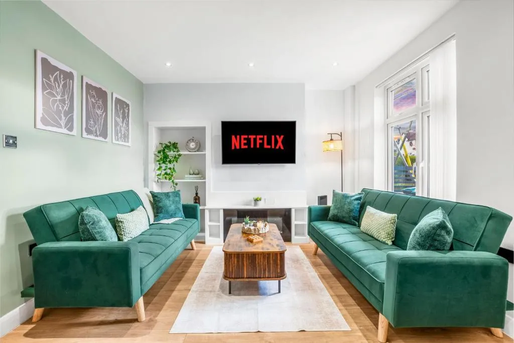 Image 1 of 3 Bed & Sleeps 8, FREE Parking – 15 mins from Tottenham Stadium