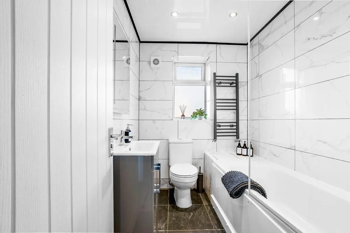 Image 3 of 3 Bed & Sleeps 8, FREE Parking – 15 mins from Tottenham Stadium