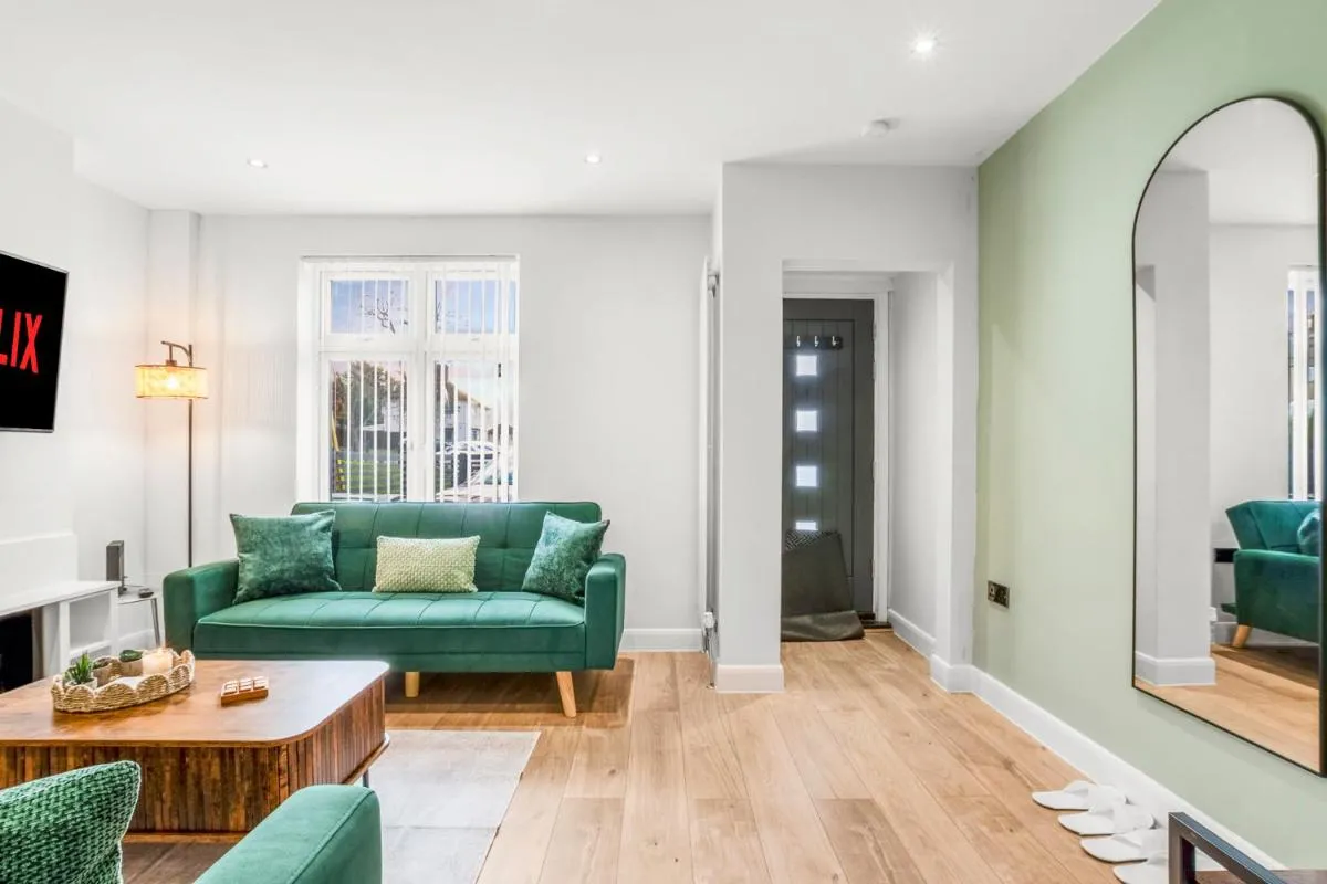 Image 5 of 3 Bed & Sleeps 8, FREE Parking – 15 mins from Tottenham Stadium