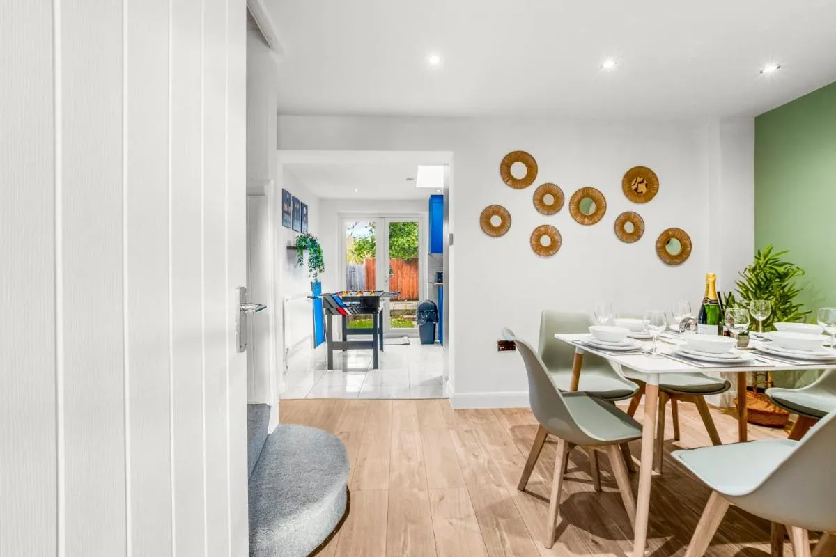 Image 4 of 3 Bed & Sleeps 8, FREE Parking – 15 mins from Tottenham Stadium
