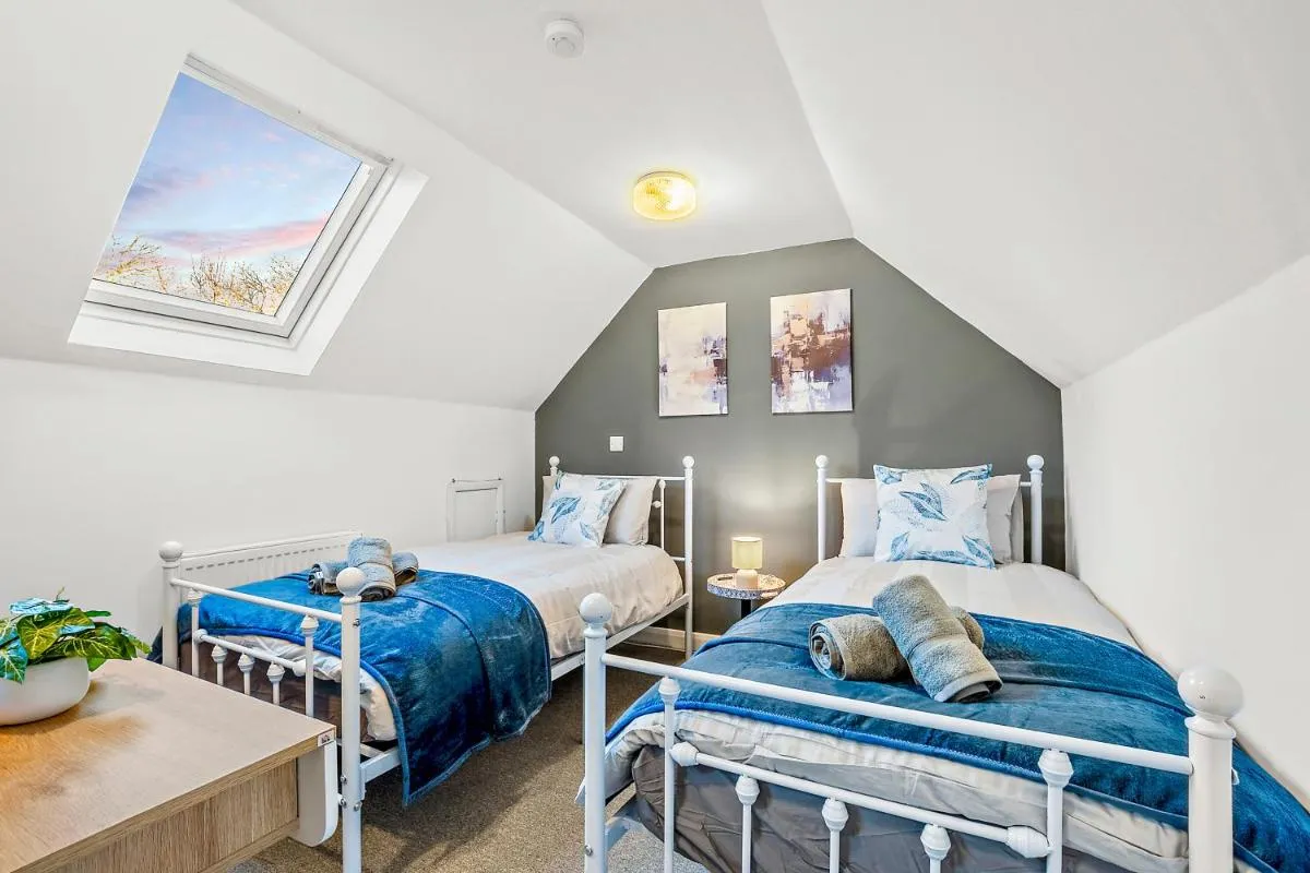 Image 2 of 3 Bed & Sleeps 8, FREE Parking – 15 mins from Tottenham Stadium