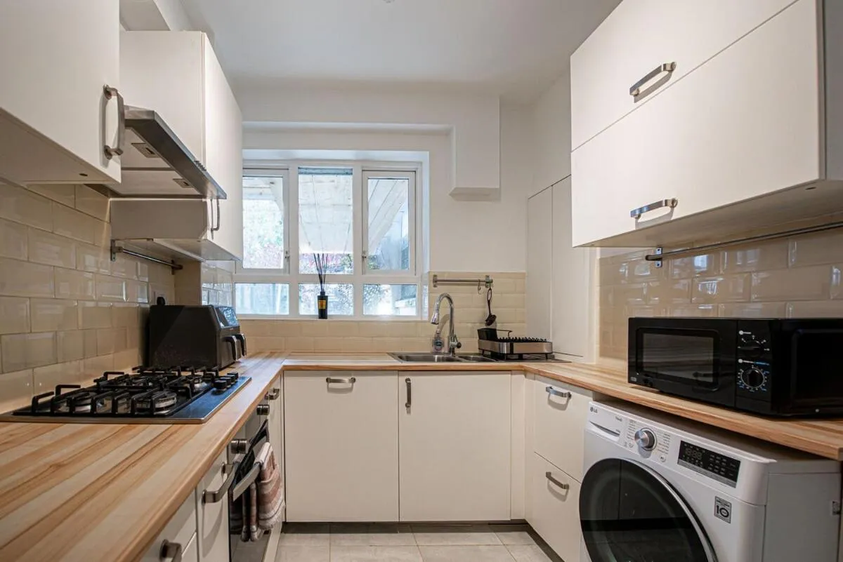 Image 4 of 3 Bedroom Apartment Near Kings Cross