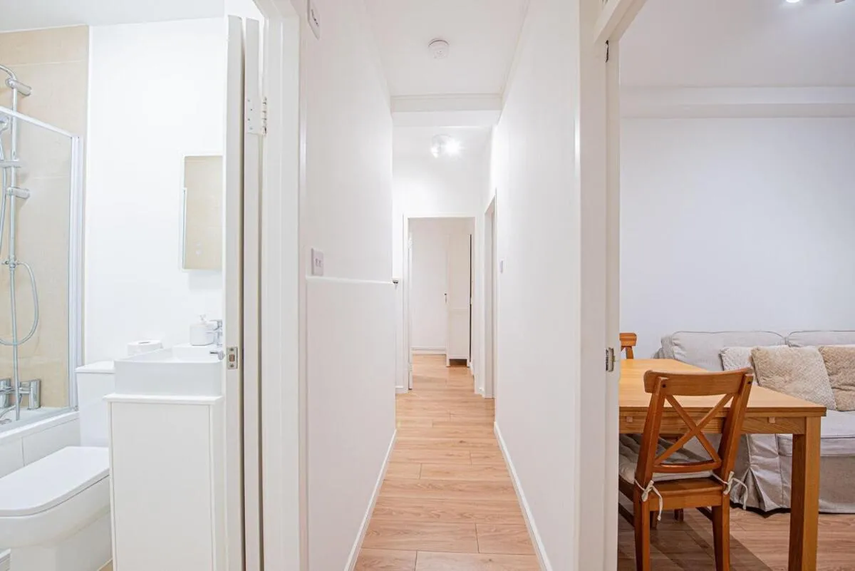 Image 3 of 3 Bedroom Apartment Near Kings Cross