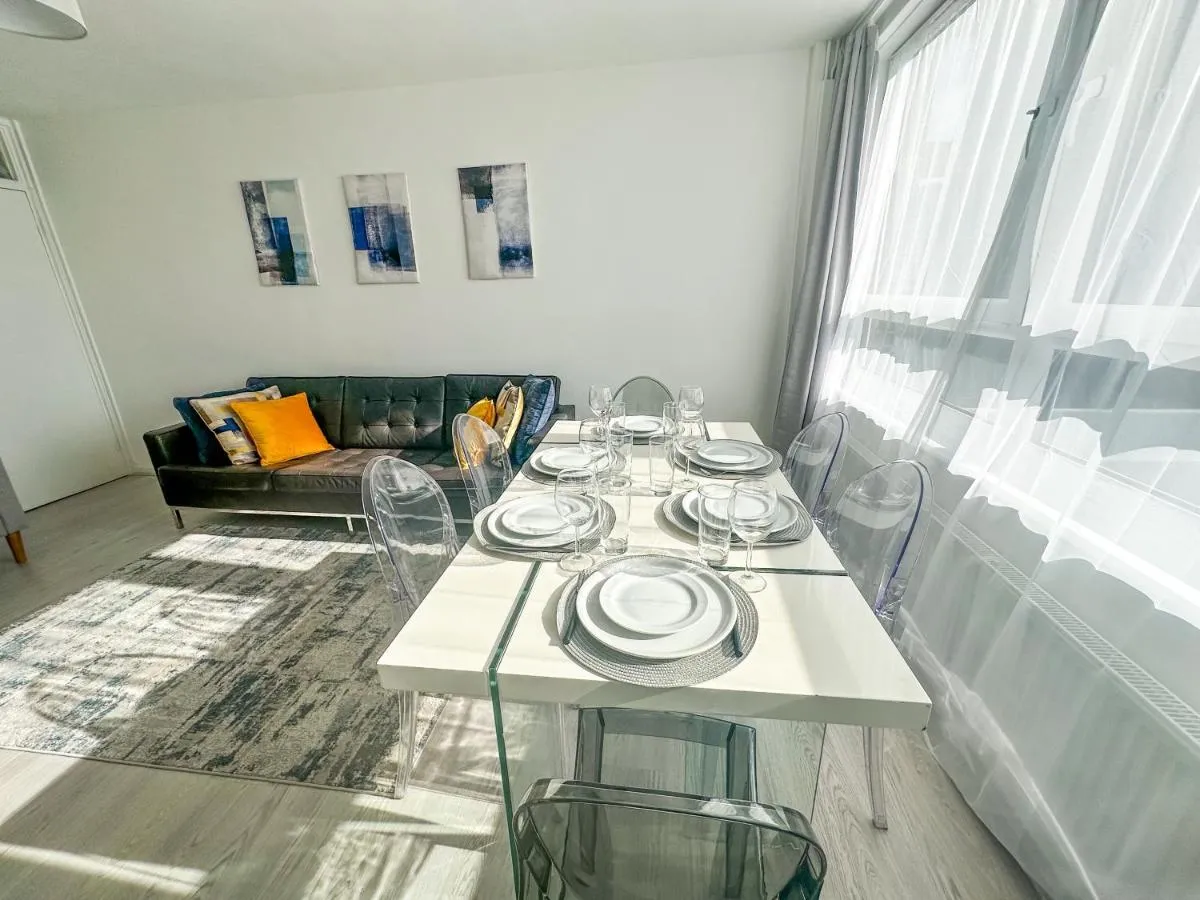Image 4 of 3 Bedroom Flat Haggerston, Hackney, London