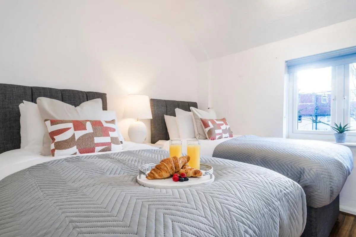 Image 3 of 3 Bedroom House, Kingston – London Waterloo 30 mins, FREE Parking