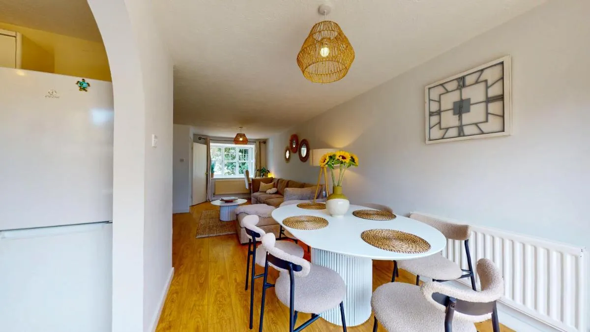 Image 4 of 3 Bedroom House with free parking and garden