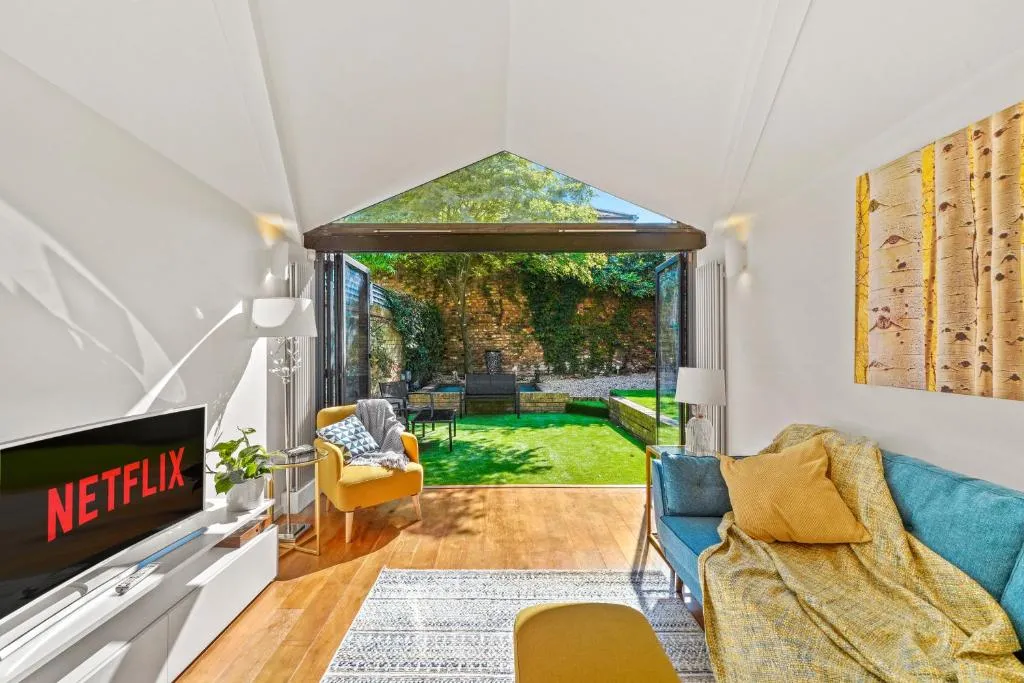 3 Bedroom Mews Home – Clapham Common – Free Private Parking – Sleeps 5 – Newly Refurbished – Sweetpea & Pillow Properties