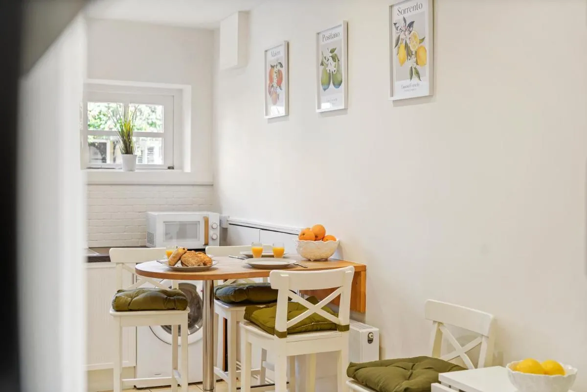 Image 5 of 3 Bedroom Mews Home – Clapham Common – Free Private Parking – Sleeps 5 – Newly Refurbished – Sweetpea & Pillow Properties