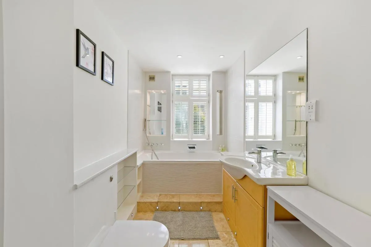 Image 3 of 3 Bedroom Mews Home – Clapham Common – Free Private Parking – Sleeps 5 – Newly Refurbished – Sweetpea & Pillow Properties