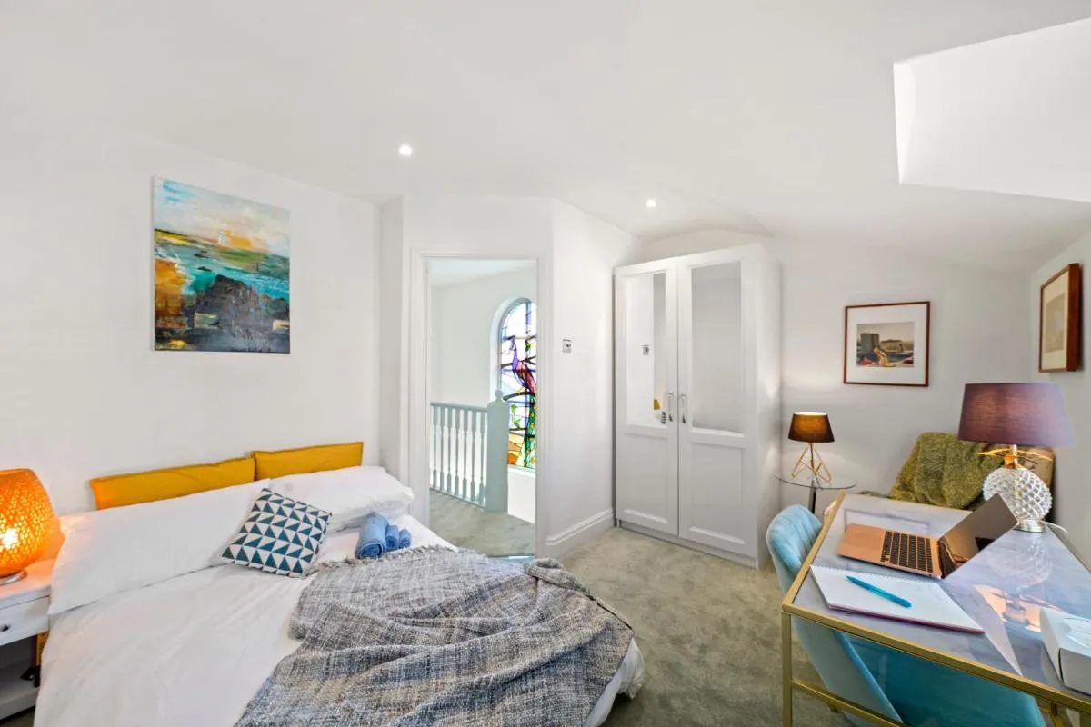 Image 2 of 3 Bedroom Mews Home – Clapham Common – Free Private Parking – Sleeps 5 – Newly Refurbished – Sweetpea & Pillow Properties