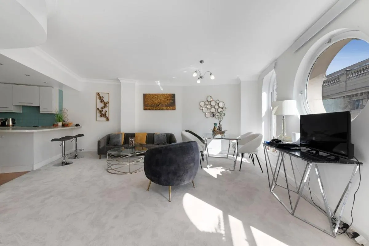 Image 4 of 3 Bedroom Penthouse with Roof Terrace in Covent Garden