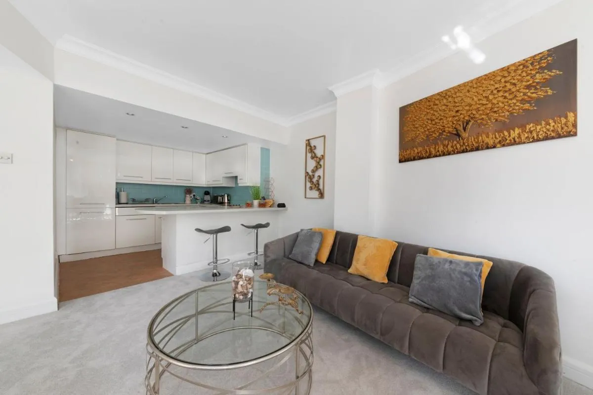 Image 3 of 3 Bedroom Penthouse with Roof Terrace in Covent Garden