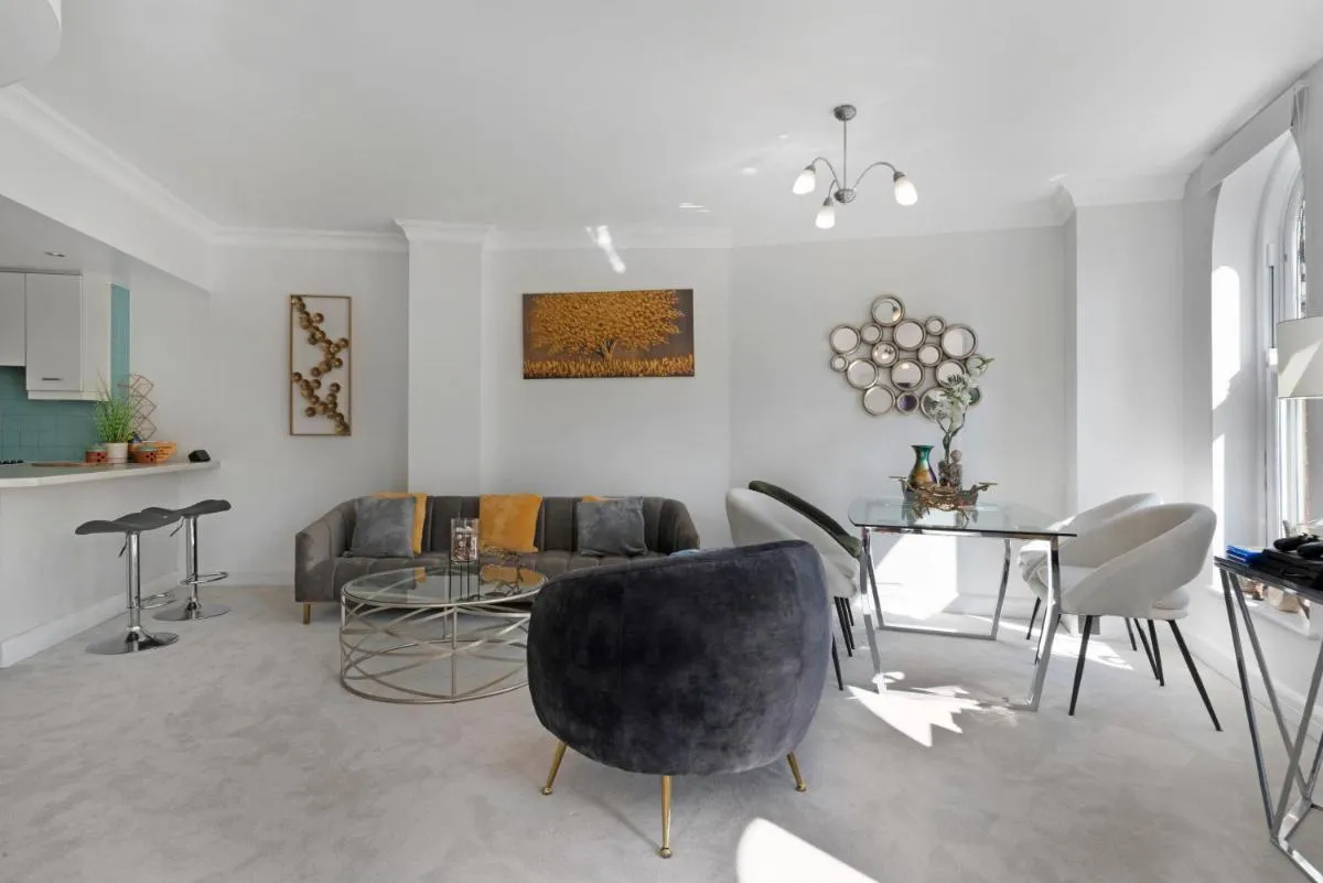 Image 5 of 3 Bedroom Penthouse with Roof Terrace in Covent Garden
