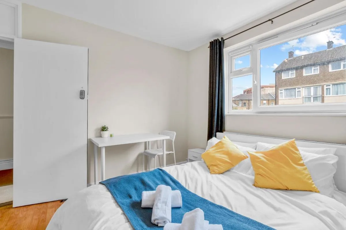 Image 2 of 3 Bedrooms and SofaBed with Pool Table, Parking, Garden, WiFi, SmartTV – Pets Allowed