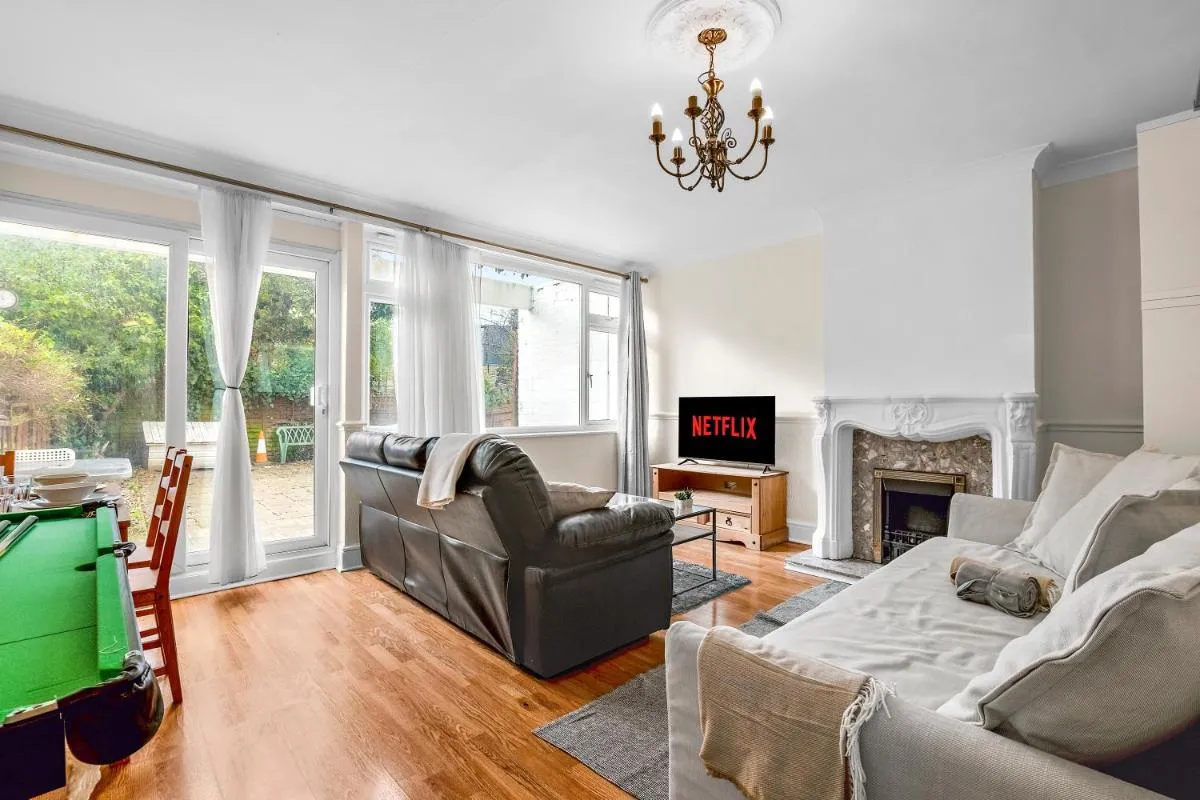 Image 5 of 3 Bedrooms and SofaBed with Pool Table, Parking, Garden, WiFi, SmartTV – Pets Allowed