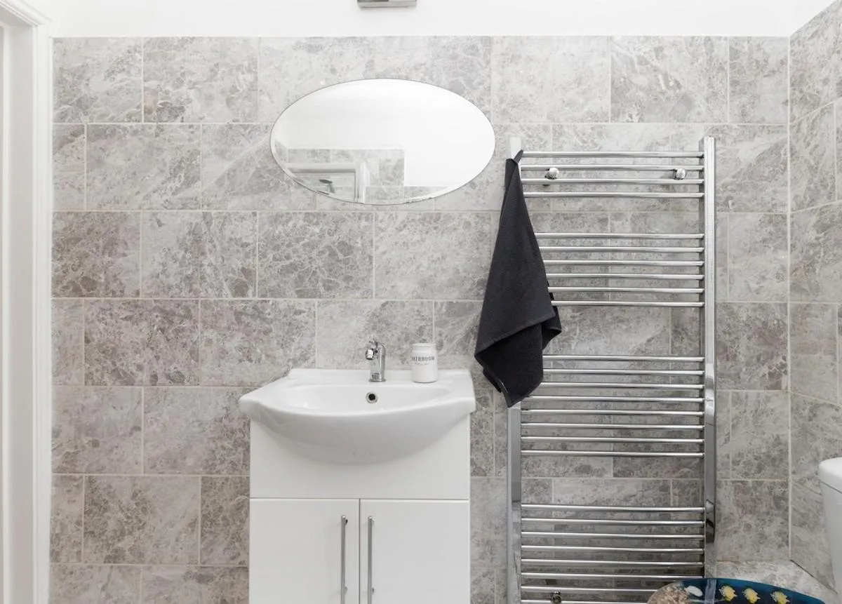 Image 3 of 3 Beds house sleeps 5 Free Parking on drive London Romford PET friendly