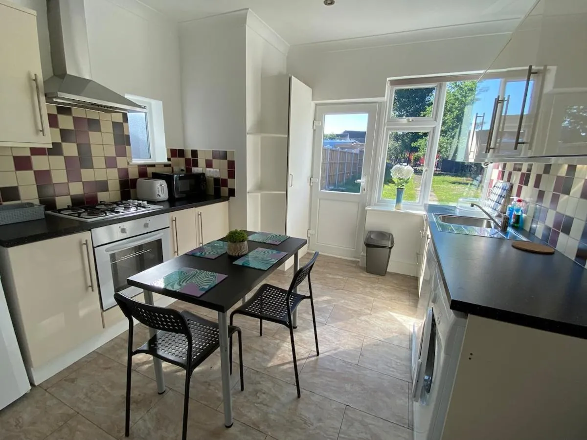 Image 4 of 3 Beds house sleeps 5 Free Parking on drive London Romford PET friendly