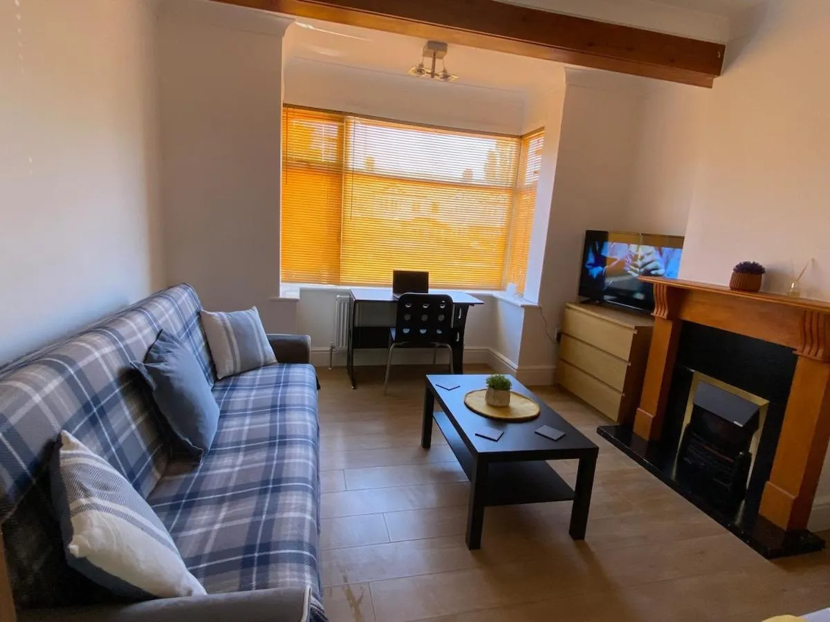 Image 5 of 3 Beds house sleeps 5 Free Parking on drive London Romford PET friendly