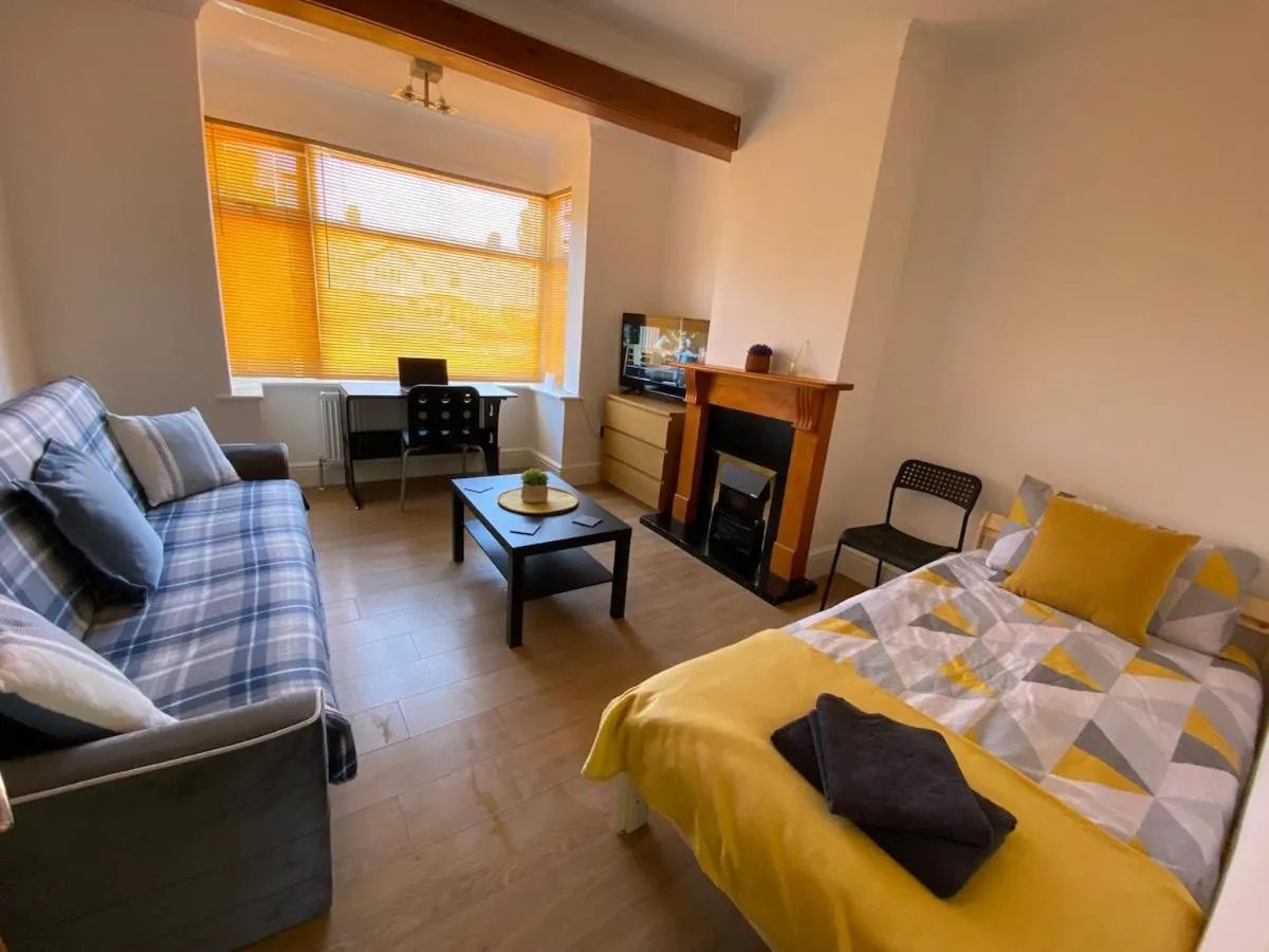 Image 2 of 3 Beds house sleeps 5 Free Parking on drive London Romford PET friendly