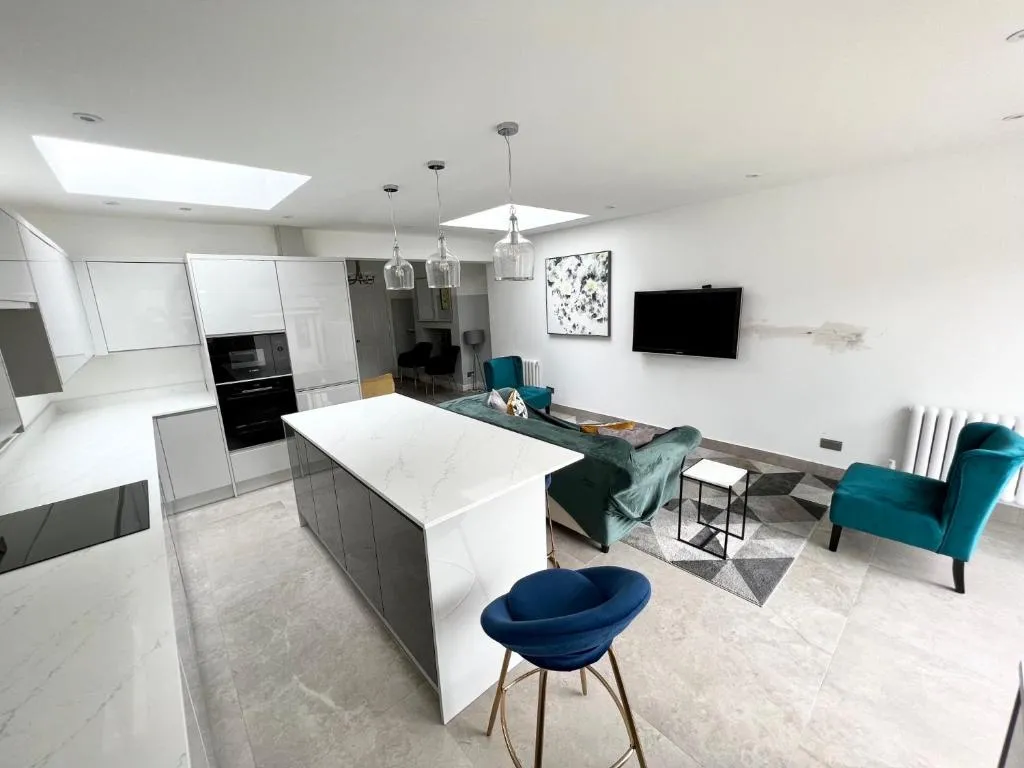 Image 1 of 3 Cosy Homes Walking Distance to Mall with Parking Available to Book Separately 3 Bed House Or 1 Bed Apartment Or Studio