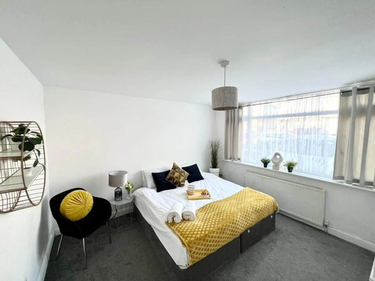Image 2 of 3 Cosy Homes Walking Distance to Mall with Parking Available to Book Separately 3 Bed House Or 1 Bed Apartment Or Studio