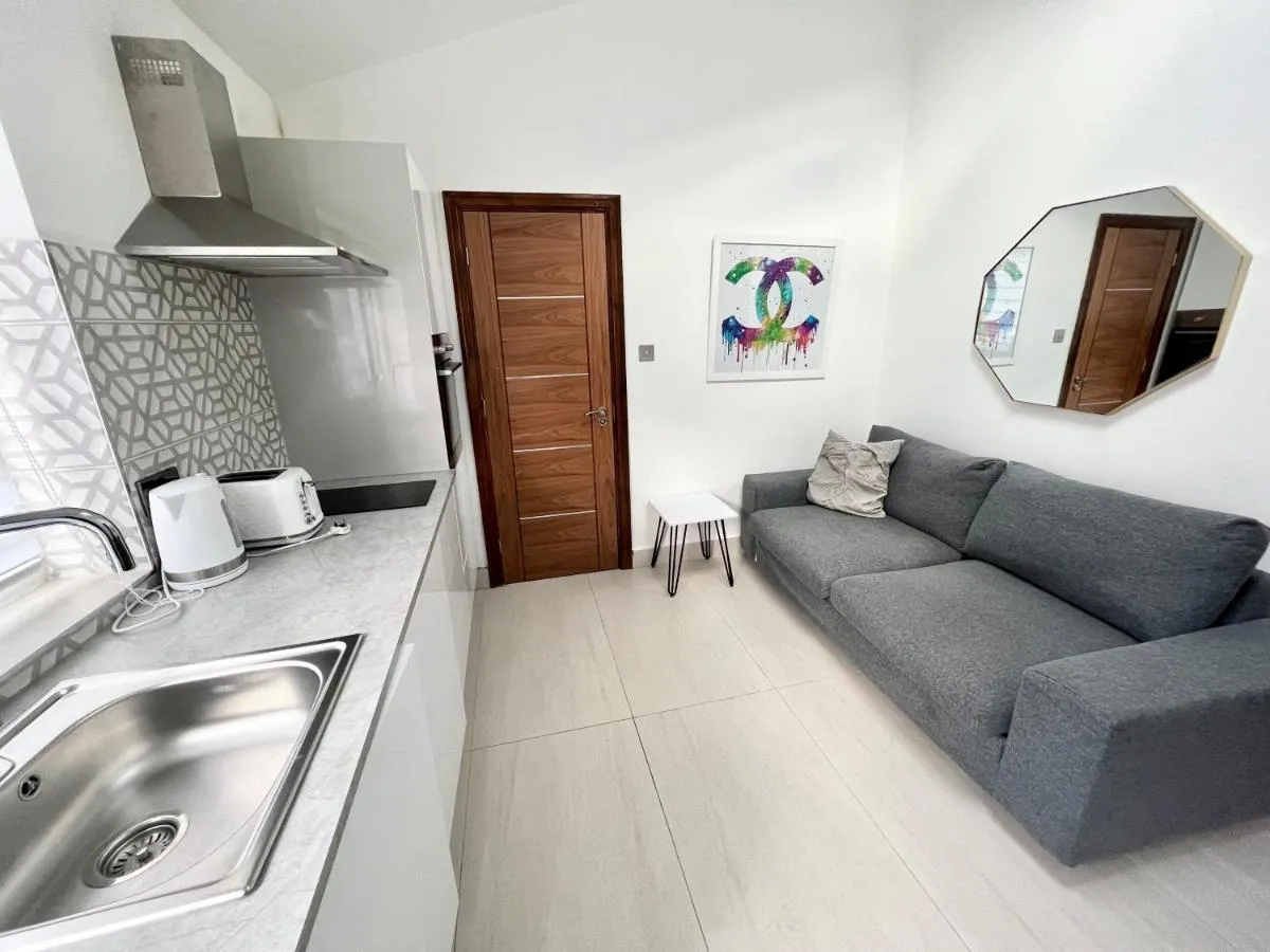 Image 3 of 3 Cosy Homes Walking Distance to Mall with Parking Available to Book Separately 3 Bed House Or 1 Bed Apartment Or Studio