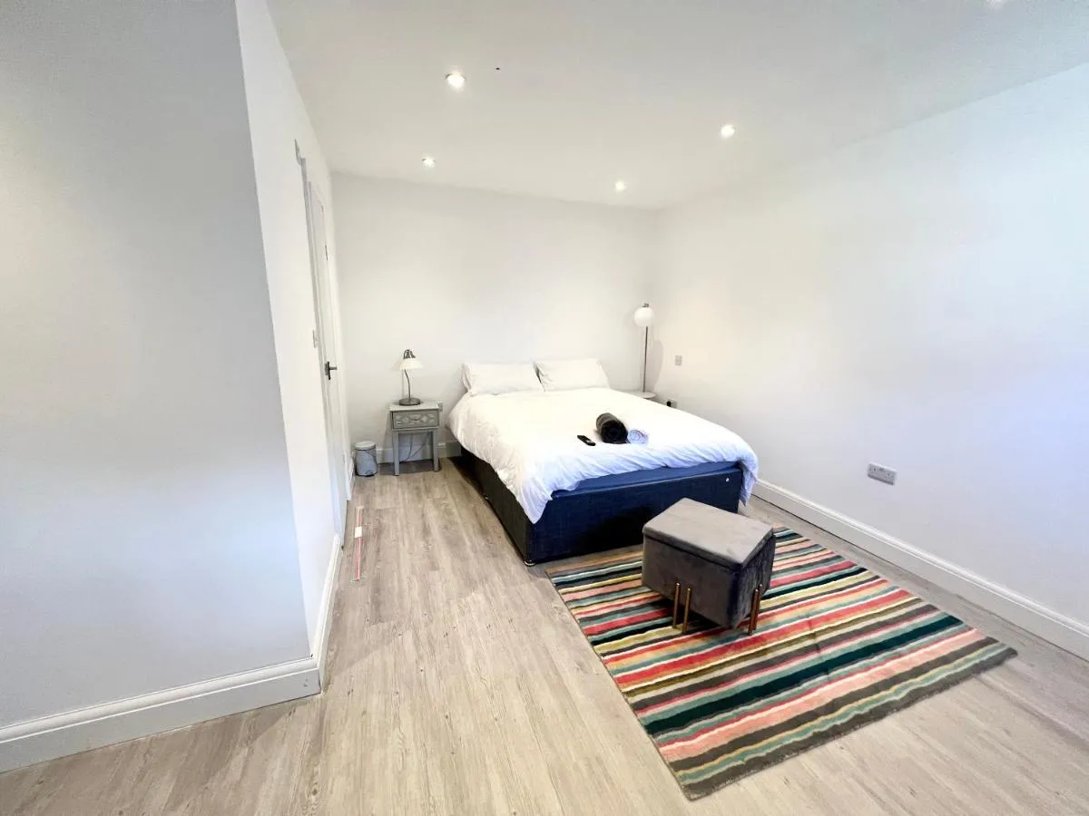 Image 5 of 3 Cosy Homes Walking Distance to Mall with Parking Available to Book Separately 3 Bed House Or 1 Bed Apartment Or Studio