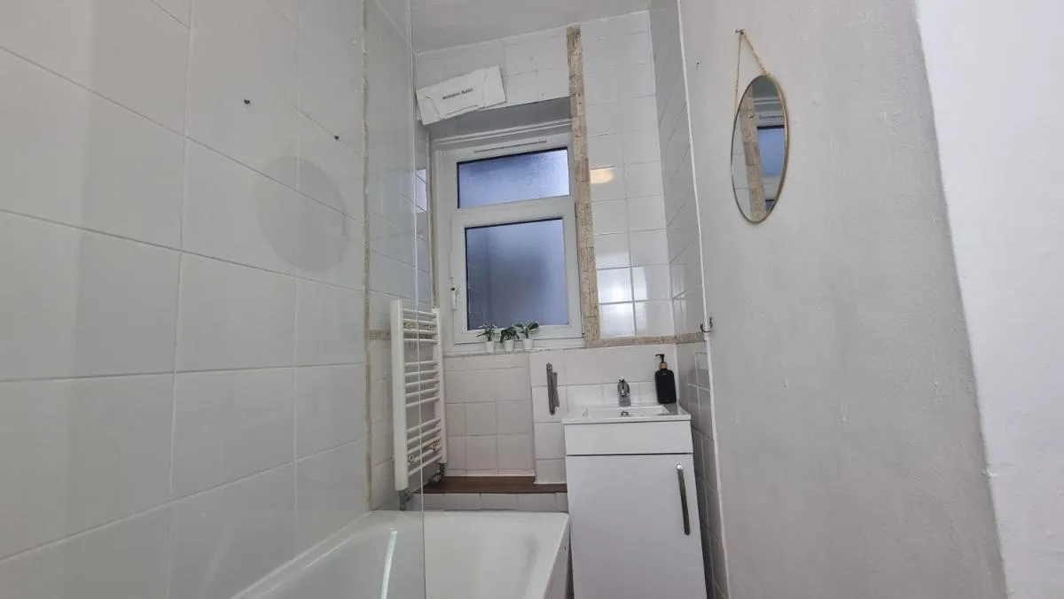 Image 3 of 3 bed flat O2 arena Dyson house