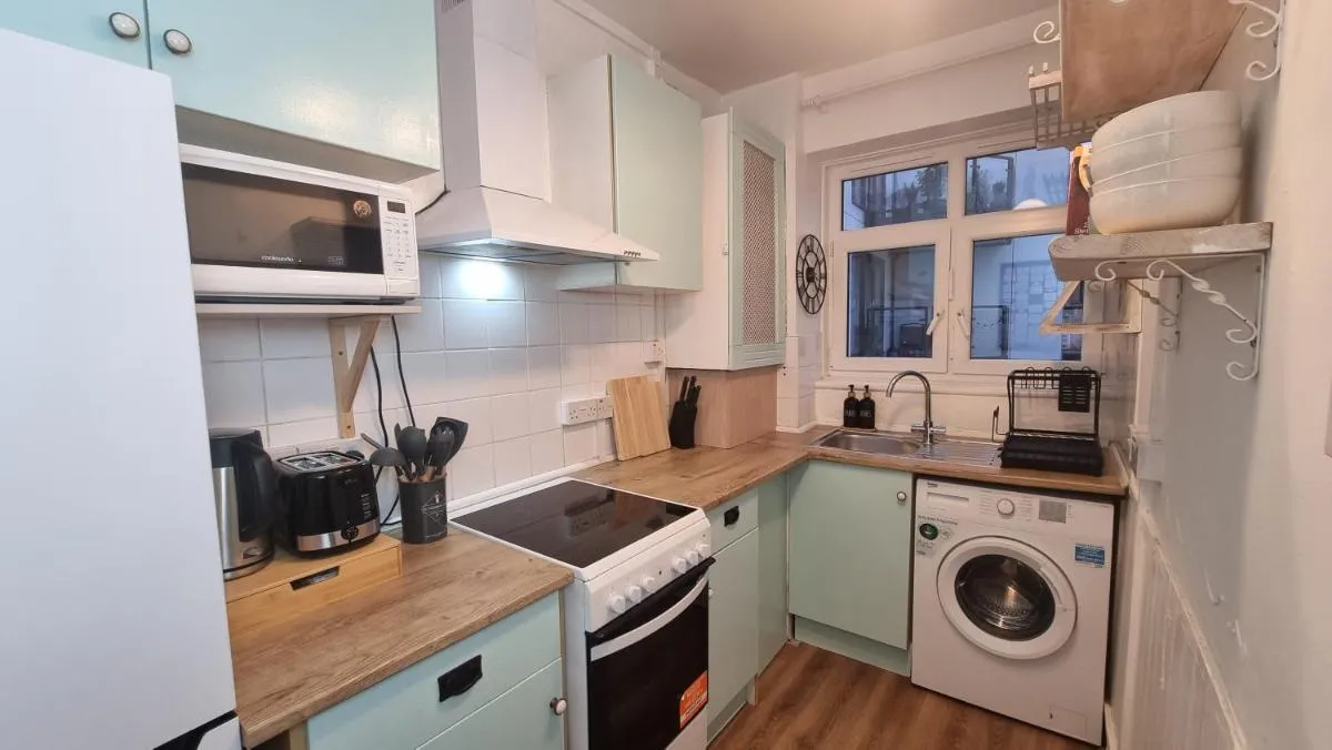 Image 4 of 3 bed flat O2 arena Dyson house