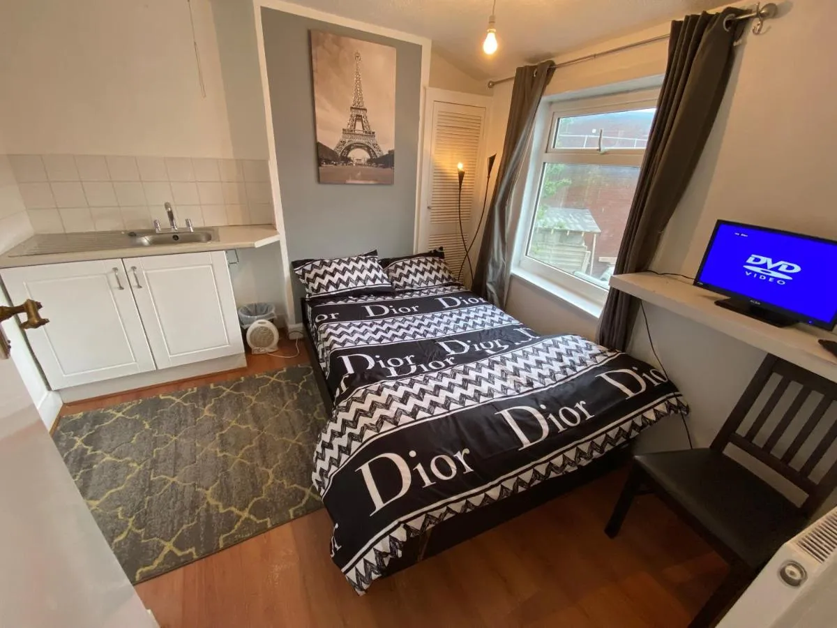 Image 2 of 3 bedroom cottage pinner home
