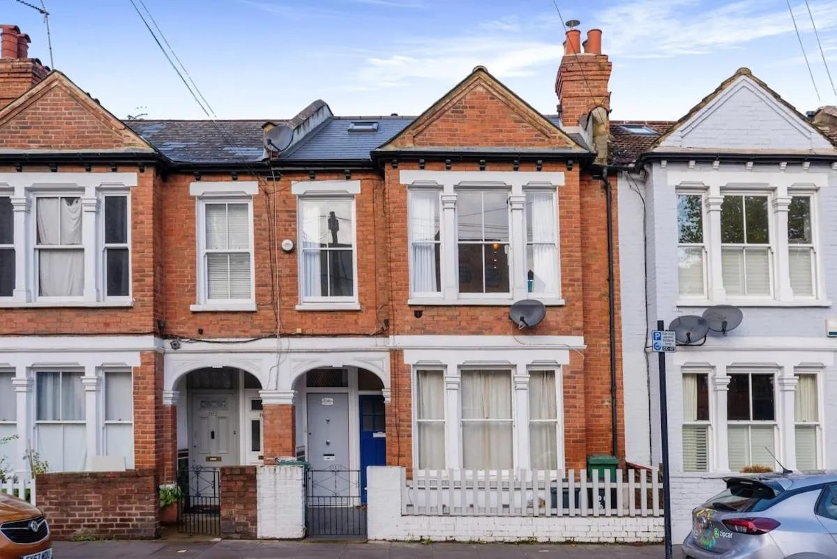 Image 5 of 3 bedrooms with roof terrace in fabulous Fulham