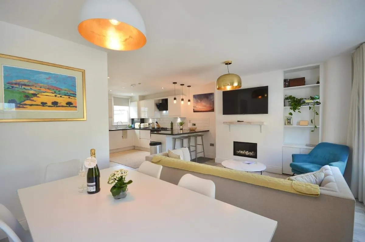 Image 4 of 3 bedrooms with roof terrace in fabulous Fulham