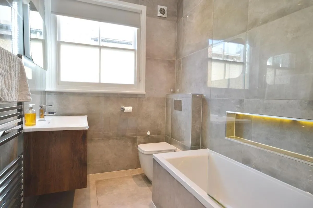 Image 3 of 3 bedrooms with roof terrace in fabulous Fulham