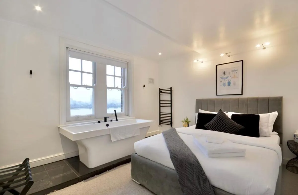 Image 2 of 3 x Bedroom Riverside Flat with HOT TUB on Roof Terrace
