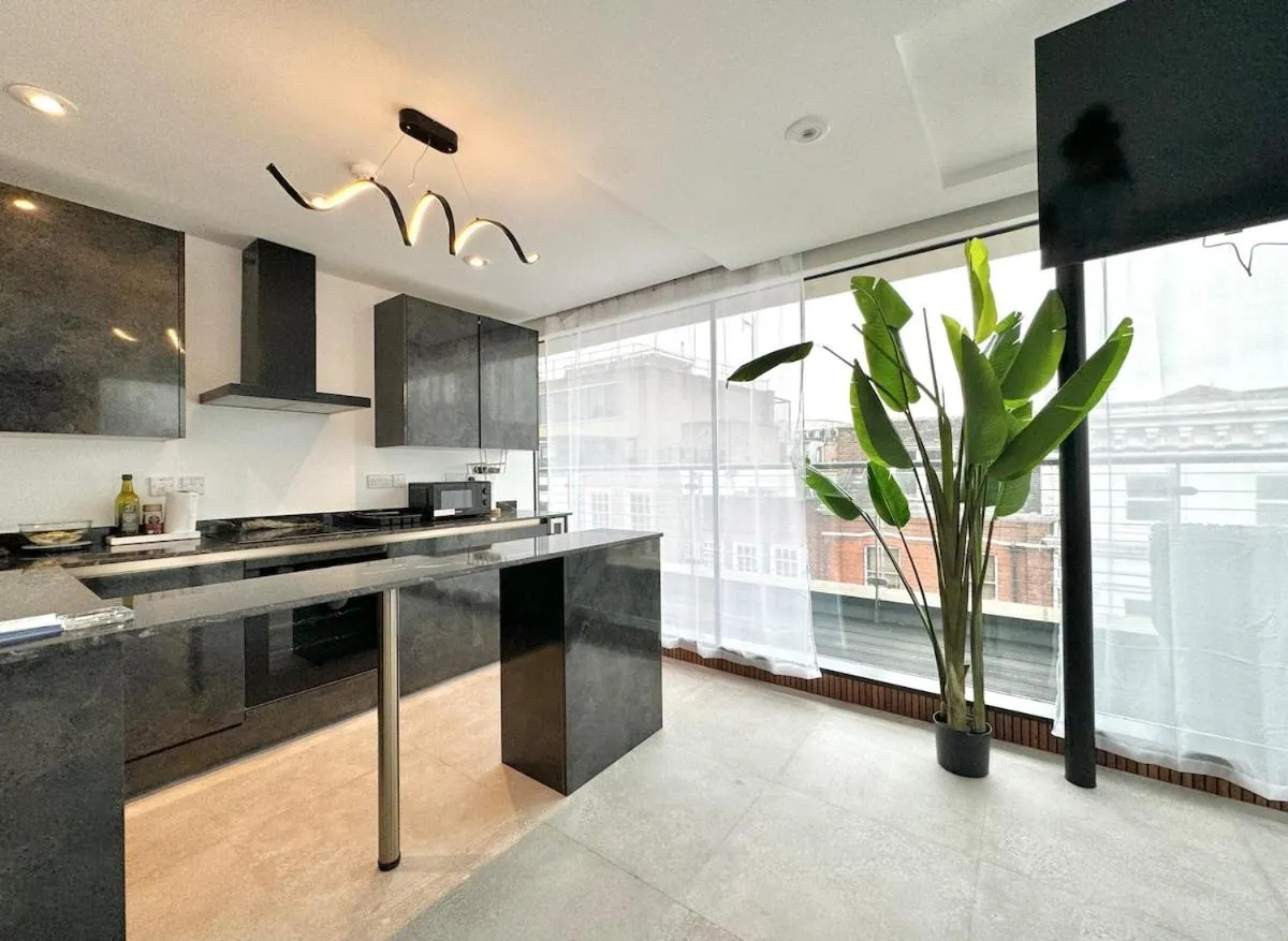 Image 4 of 3-bed Charming Soho Penthouse 5min to Oxford Circus Sleep 6