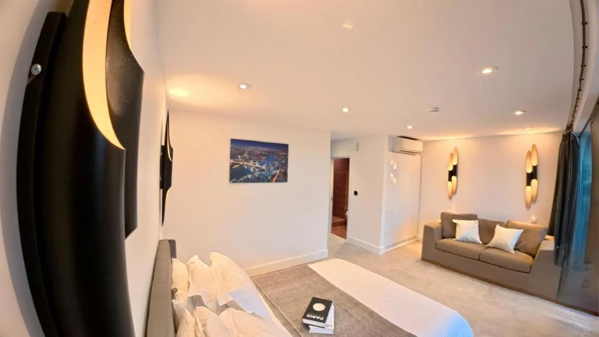 Image 5 of 3-bed Charming Soho Penthouse 5min to Oxford Circus Sleep 6