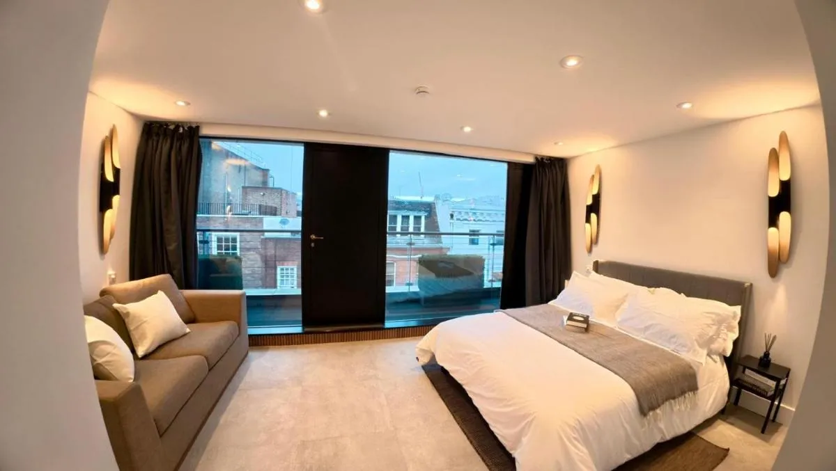 Image 2 of 3-bed Charming Soho Penthouse 5min to Oxford Circus Sleep 6