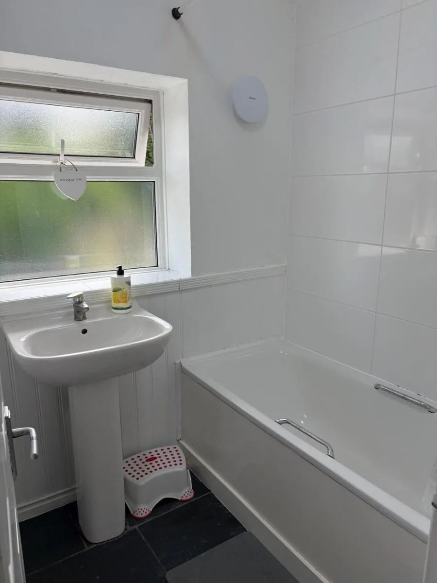 Image 5 of 3-bedroom family home with large garden and free parking