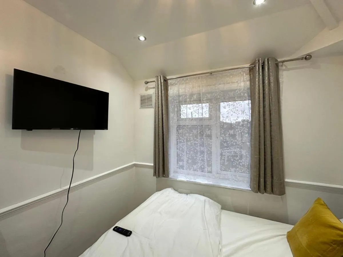 Image 5 of 3rd Studio Flat With Private Toilet and Bathroom Setup For Family Enjoyment 134 Keedonwood Road Bromley