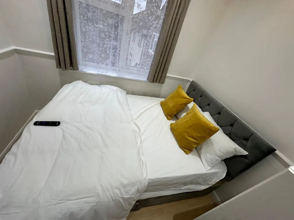 3rd Studio Flat With Private Toilet and Bathroom Setup For Family Enjoyment 134 Keedonwood Road Bromley