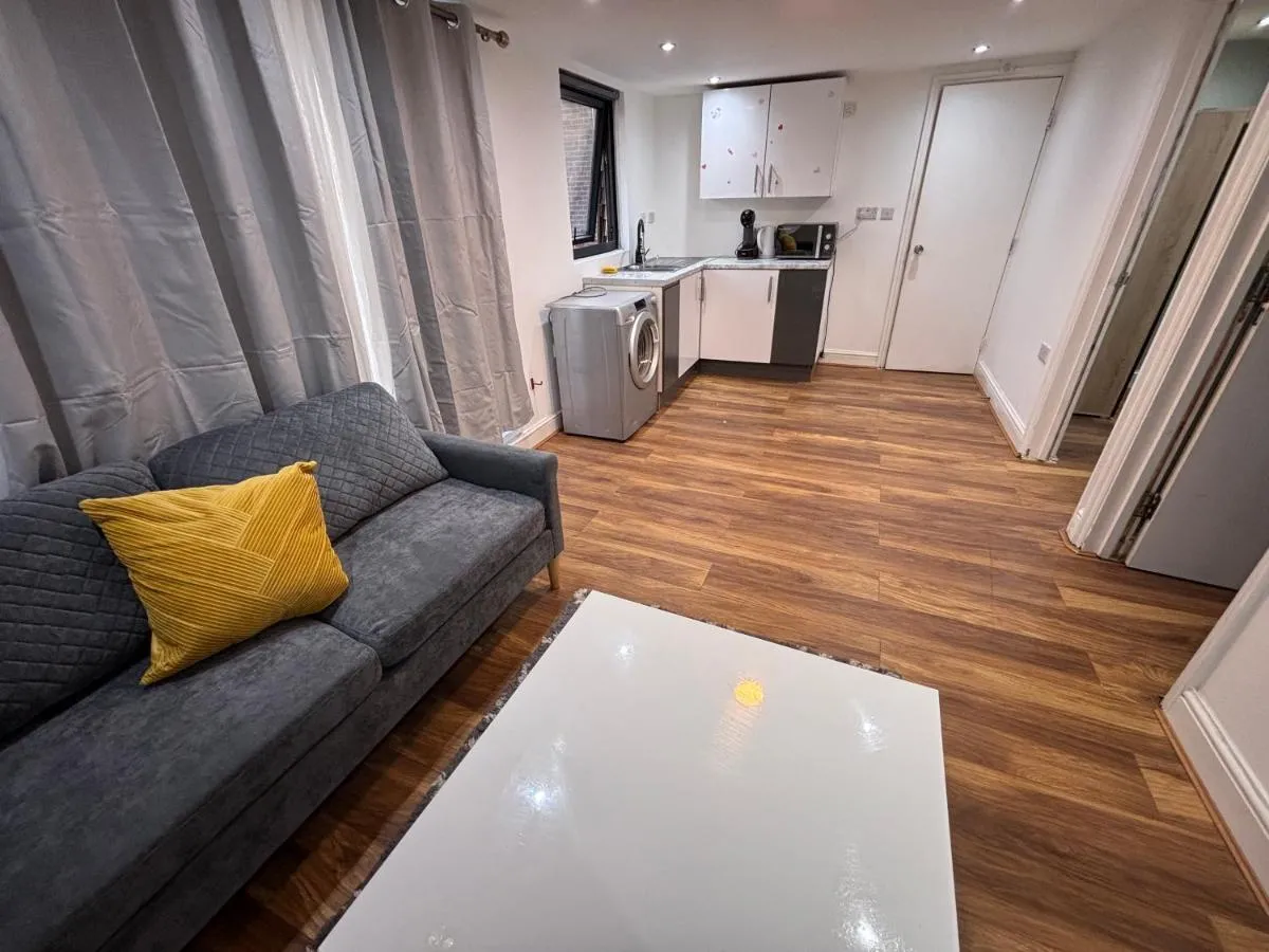Image 3 of 47a 2bedroom harrow central
