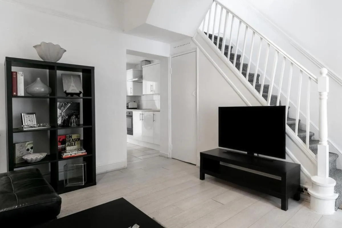 Image 5 of 4 Bed House – Sleeps 8 – Garden Pets Wifi
