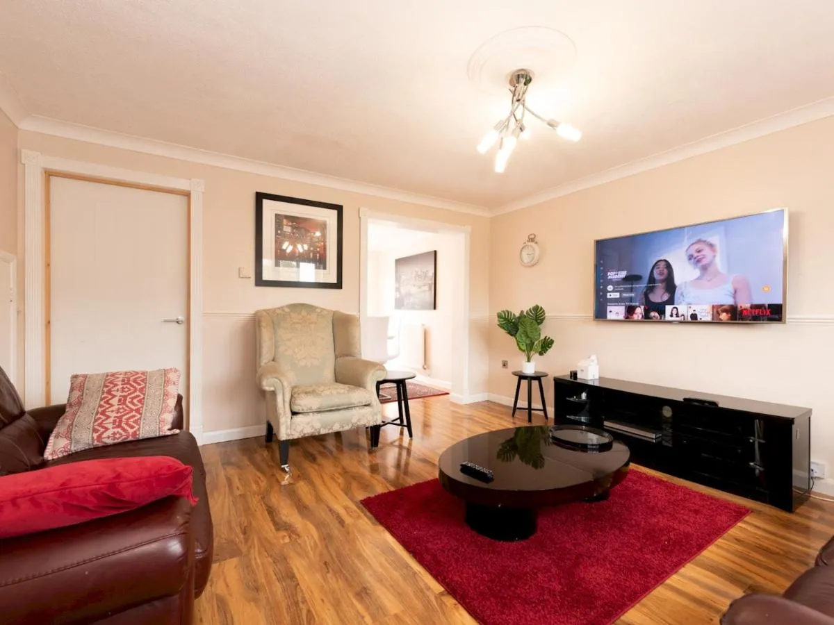Image 5 of 4 Bed House in Greater London Parking – Pass the Keys