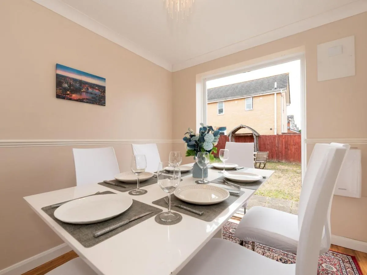 Image 4 of 4 Bed House in Greater London Parking – Pass the Keys