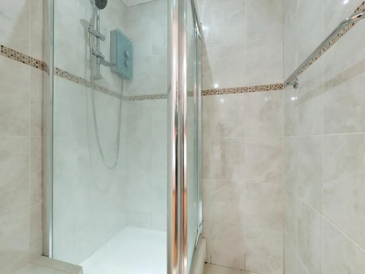 Image 3 of 4 Bed House in Greater London Parking – Pass the Keys