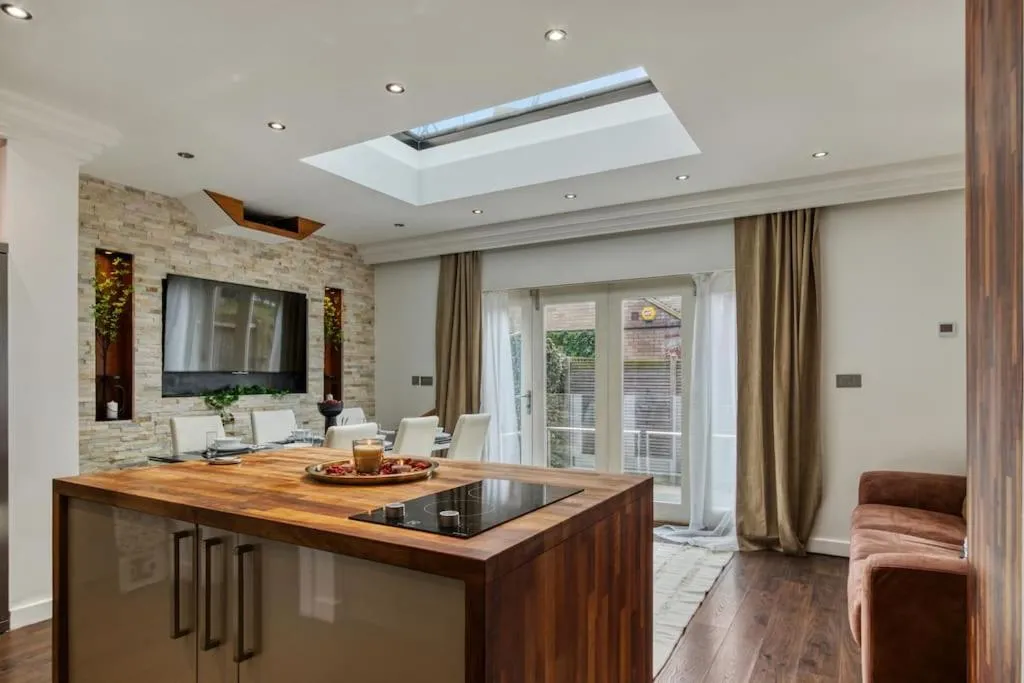 Image 3 of 4 Bedroom House in Chiswick- Elegance & Serenity